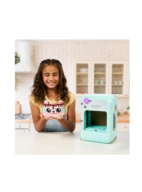 Cookeez Makery Freezy Cakez Fridge – Mix & Decorate Interactive Scented Plush Playset
