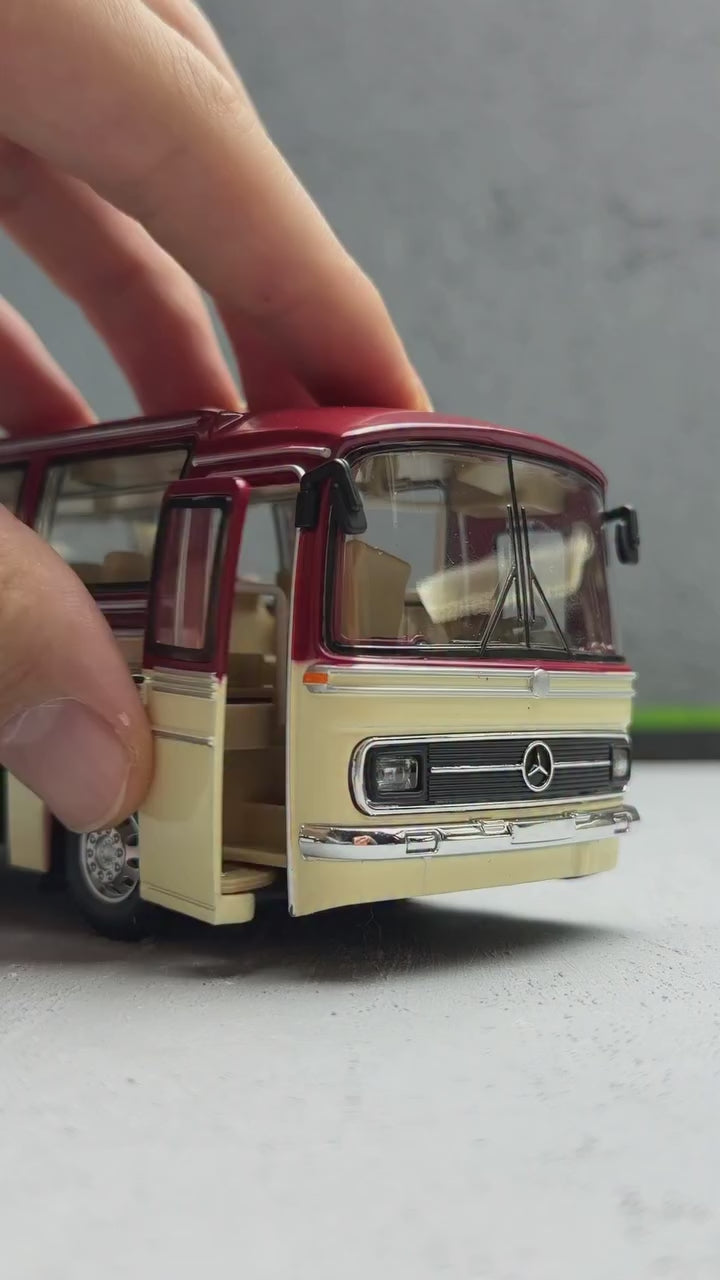 Mercedes Bus 1:24 Diecast GA24002A - Moving Parts